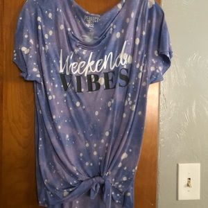 Weekend vibes graphic tie off tee